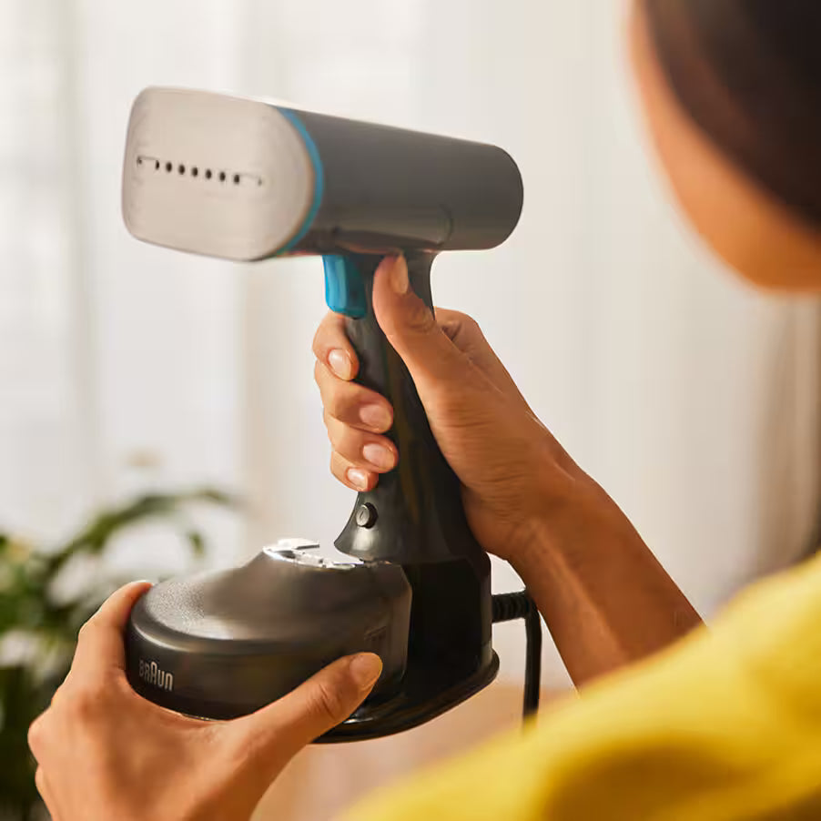 Braun QuickStyle 5, Garment Steamer, Dual Heated FreeGlide 3D Technology, Handheld Garment Steamer with FastHeating 45 Sec, Vertical Ironing, Capacity 150 ml, Cord 2.5m, 1200 Watts - GS 5031 BL - Blue
