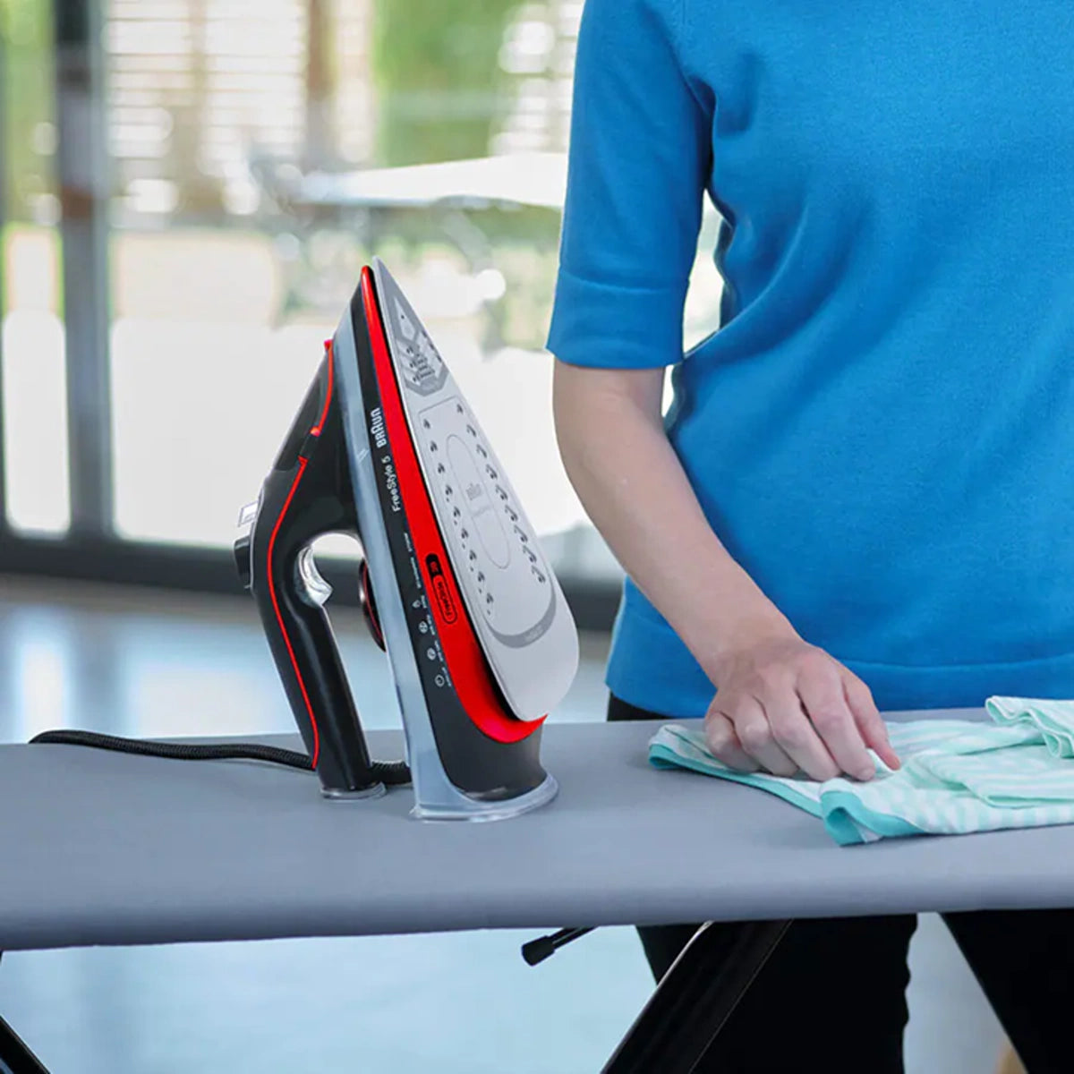 Braun Iron SuperCeramic with FreeGlide 3D technology 2700 W 300 ml Red and Black